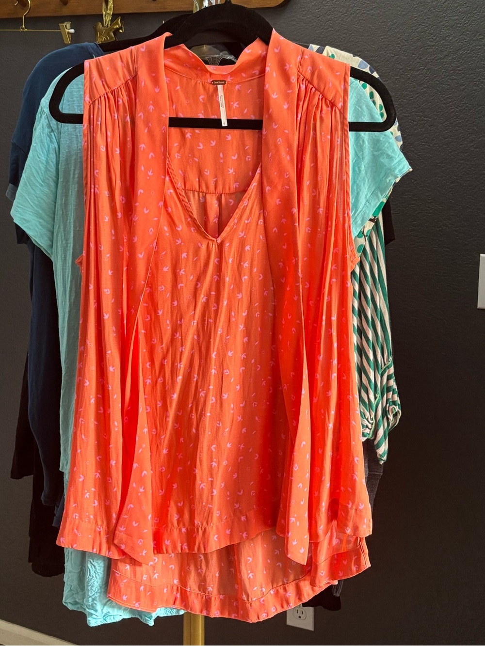 FREE PEOPLE || Coral, Orange, Pink Sleeveless V-Neck Printed Blouse, pussybow